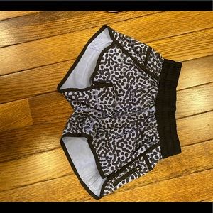 Lululemon tracker short 2.5”